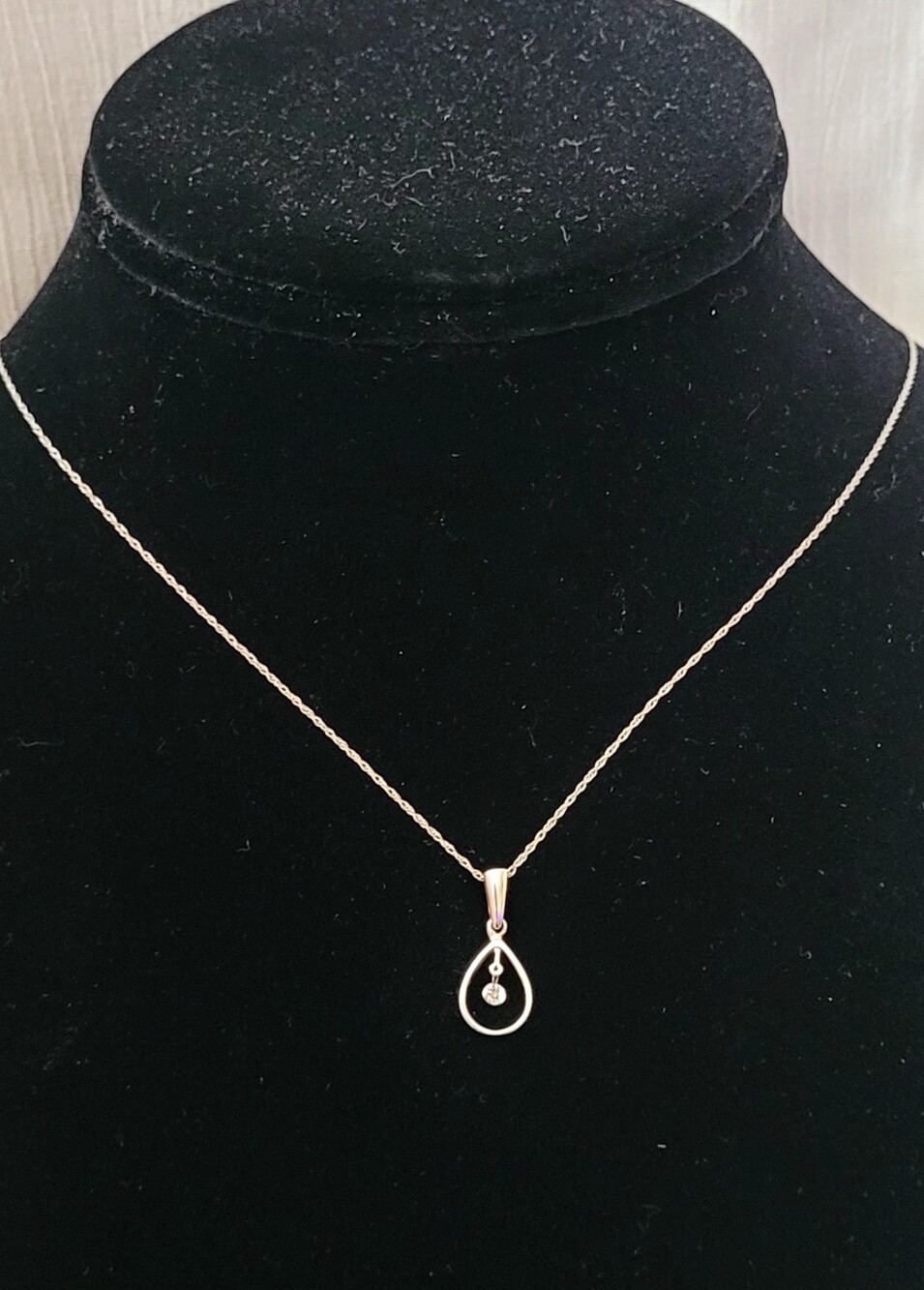 14k White Gold Teardrop Pendant Necklace with Shimmering  Diamond 18"